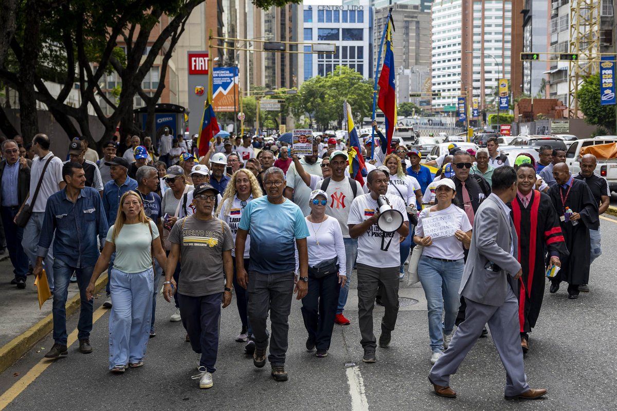 ElNacionalWeb's tweet photo. #29Sep | 🇻🇪📢 Decenas de personas protestaron este lunes en varios estados de Venezuela para exigir aumento del salario mínimo, soluciones a la crisis eléctrica, elecciones presidenciales y la liberación de los presos políticos.

🚧 En Zulia, trabajadores y estudiantes bloquearon el paso en el puente sobre el Lago de Maracaibo, mientras también se registraron movilizaciones en Caracas, Monagas, Anzoátegui, Lara, Yaracuy, Aragua, Trujillo, Carabobo y Bolívar.

⚖️ En Caracas, manifestantes marcharon hasta la sede de la Magistratura y entregaron un documento para solicitar investigaciones contra jueces que pudieran haber incurrido en faltas disciplinarias, abuso de autoridad o retardo procesal en casos relacionados con presos políticos.

📸 EFE

🔗 Más detalles en https://t.co/H7Waez8GEB