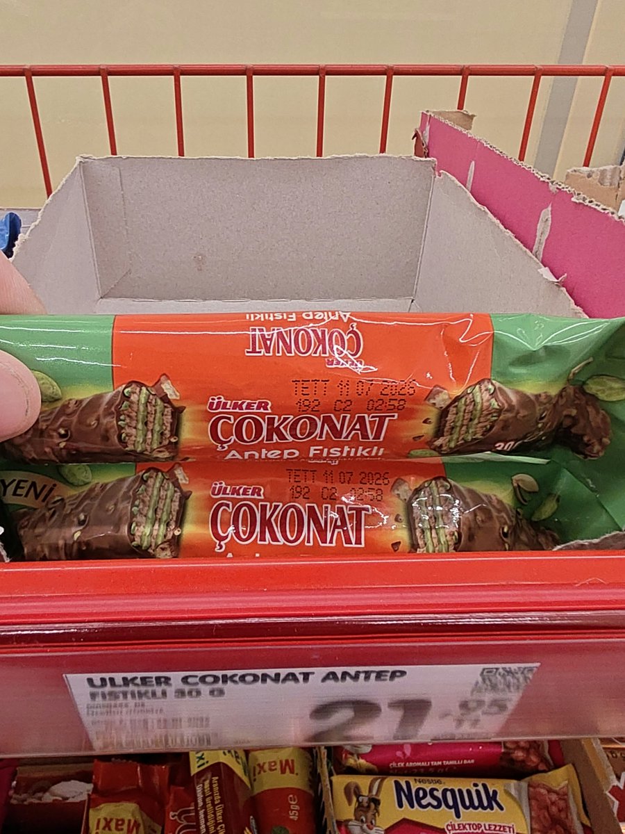 gidadedektifi's tweet photo. Yıldız Holding'e ait Şok marketlerde tavsiye edilen tüketim tarihi 2 ay önce geçmiş Ülker markalı gofretler mevzuata aykırı şekilde diğer ürünlerle birlikte satılmaya devam ediyor.
Bu usule ve mevzuata aykırı satışlar sebebiyle şu ana kadar bahsi geçen firmaya tek bir denetim yapılmadı.
https://t.co/eP6I9CWQ3u