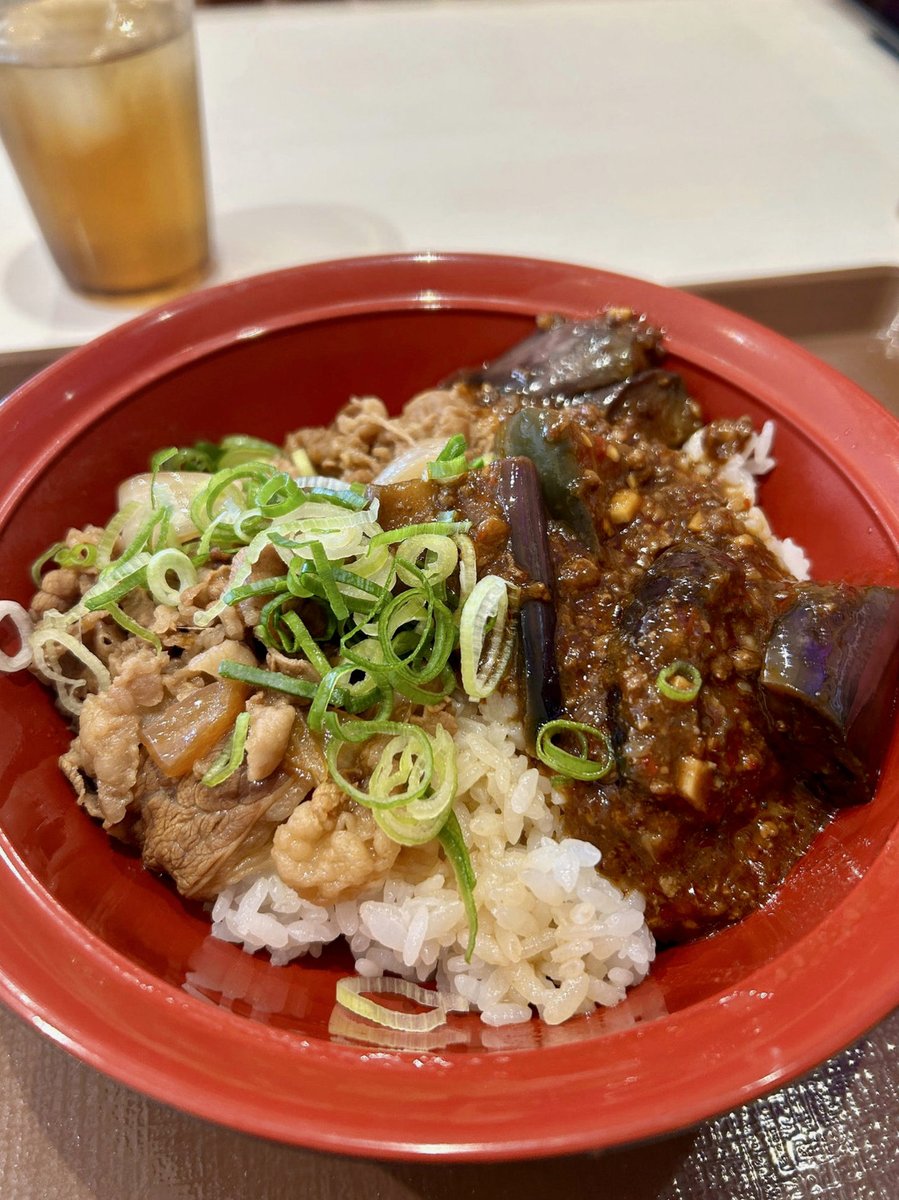 823Jandro's tweet photo. 知らない人の家で目を覚ましたことがあります。
どうやって辿り着いたのか、どこの店で仲良くなったのか、まったく覚えていませんでした。
別の日は、財布の入ったカバンを前の店に置き忘れたまま次の店に入って、無一文で支払いができませんでした。 https://t.co/k3Cr7ToLLc