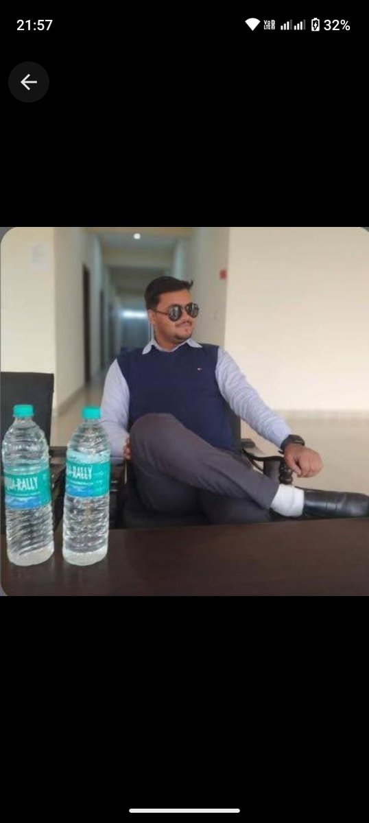 HiteshKannauji9's tweet photo. यह व्यक्ति मेरे से 10 हजार रुपये लिया 5 सो हजार कर के अब देने को बोला रहा हु तो नम्बर ब्लॉक कर दे रहा है यह गोरखपुर के कुशीनगर का है इसका पूरा पता जिस भाई को पता हो कृपया बताने का कष्ट करे और @gorakhpurpolice पुलिस इस पहचान करने का कष्ट करें और मेरा पैसा दिलाने का कष्ट करें https://t.co/CUOoBhcgYb