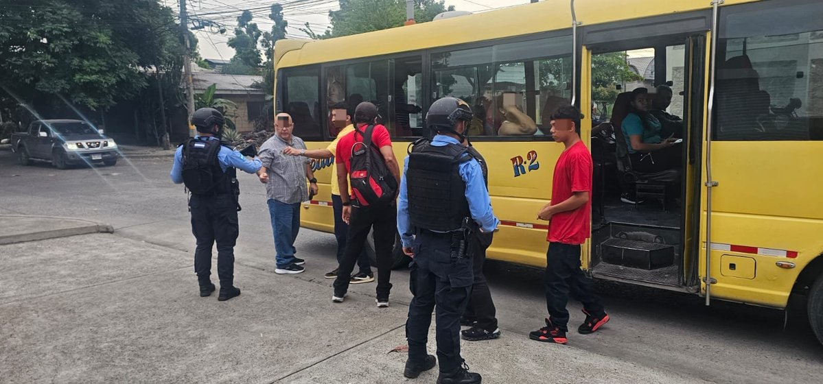 HNDaet's tweet photo. #TransporteSeguro👮‍♂️🚔🚌

#DAET despliega operativos permanentes de prevención en el transporte del Valle de Sula.

A través de la #USTU, se intensifican las labores de patrullaje, abordaje de unidades y control vehicular para garantizar la seguridad de los usuarios y operarios. https://t.co/zb3V7xVZ24