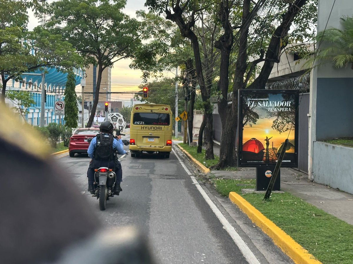 HNDaet's tweet photo. #TransporteSeguro👮‍♂️🚔🚌

#DAET despliega operativos permanentes de prevención en el transporte del Valle de Sula.

A través de la #USTU, se intensifican las labores de patrullaje, abordaje de unidades y control vehicular para garantizar la seguridad de los usuarios y operarios. https://t.co/zb3V7xVZ24