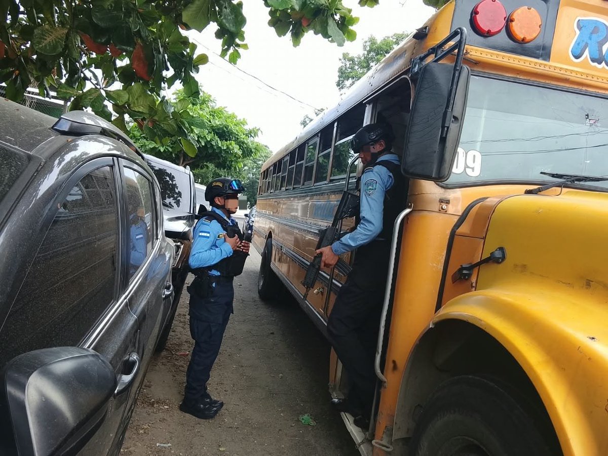 HNDaet's tweet photo. #TransporteSeguro👮‍♂️🚔🚌

#DAET despliega operativos permanentes de prevención en el transporte del Valle de Sula.

A través de la #USTU, se intensifican las labores de patrullaje, abordaje de unidades y control vehicular para garantizar la seguridad de los usuarios y operarios. https://t.co/zb3V7xVZ24