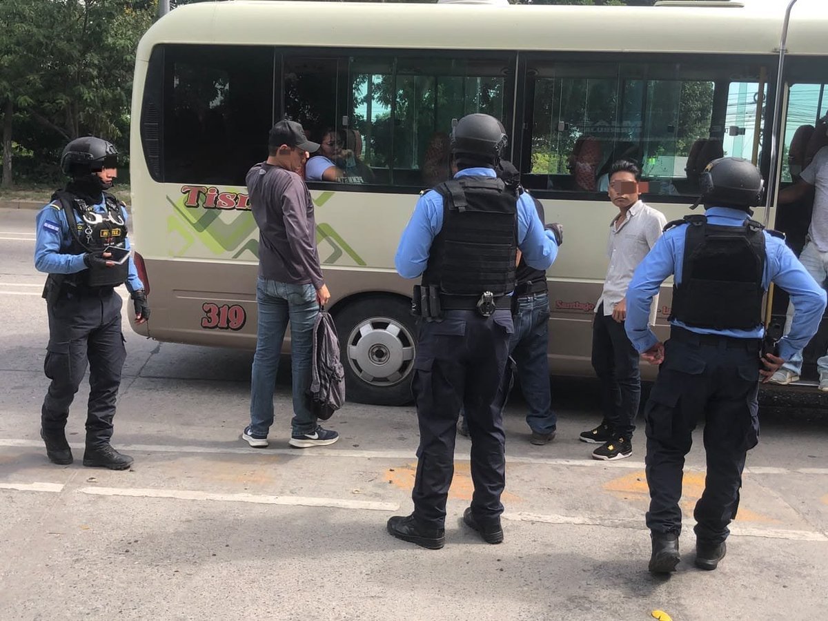 HNDaet's tweet photo. #TransporteSeguro👮‍♂️🚔🚌

#DAET despliega operativos permanentes de prevención en el transporte del Valle de Sula.

A través de la #USTU, se intensifican las labores de patrullaje, abordaje de unidades y control vehicular para garantizar la seguridad de los usuarios y operarios. https://t.co/zb3V7xVZ24