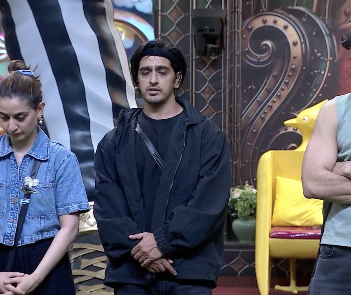X_usertw's tweet photo. thr ws a reason ppl clapped for qazi today. he had high fever yday n still he participated in the task to the best of his ability. arishfa was childish when she started shouting on qazi 'aapne toh help hee nahi ki' cos he just cudnt choose bw mahhi uditi n arishfa
 
#BiggBoss20 https://t.co/IOjHJF7Fdp