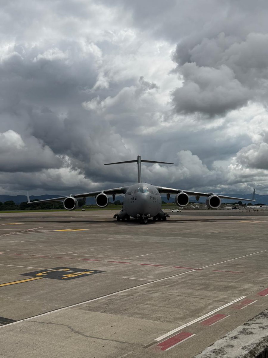 usembassysjo's tweet photo. 📦🇺🇸🇨🇷 Un avión de transporte militar C-17 de la Fuerza Aérea de Estados Unidos partió de Costa Rica con 45 toneladas de cocaína destinada para destrucción, incautada por Costa Rica con apoyo de Estados Unidos y otros países socios del Escudo de las Américas y la Coalición de las Américas contra los Carteles. 

Esta operación representa hasta más de 1,25 mil millones de dólares que quedan fuera de las manos de las redes criminales. 

🤝 Una nueva era de cooperación en seguridad da resultados contra los carteles y hace de nuestro hemisferio un lugar más seguro. 

@DEAHQ 
@DeptofWar
@Southcom
 #ÉxitosEnSeguridad
