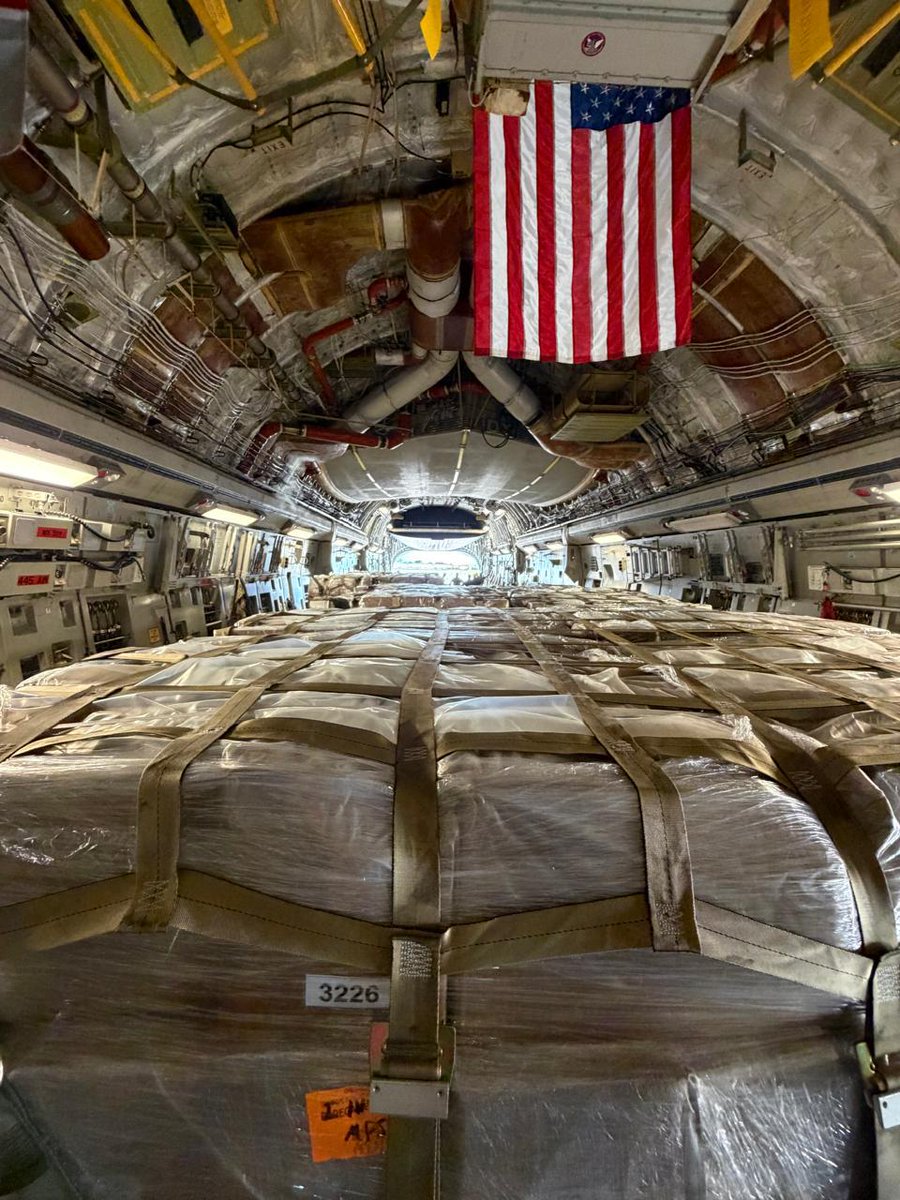 usembassysjo's tweet photo. 📦🇺🇸🇨🇷 Un avión de transporte militar C-17 de la Fuerza Aérea de Estados Unidos partió de Costa Rica con 45 toneladas de cocaína destinada para destrucción, incautada por Costa Rica con apoyo de Estados Unidos y otros países socios del Escudo de las Américas y la Coalición de las Américas contra los Carteles. 

Esta operación representa hasta más de 1,25 mil millones de dólares que quedan fuera de las manos de las redes criminales. 

🤝 Una nueva era de cooperación en seguridad da resultados contra los carteles y hace de nuestro hemisferio un lugar más seguro. 

@DEAHQ 
@DeptofWar
@Southcom
 #ÉxitosEnSeguridad