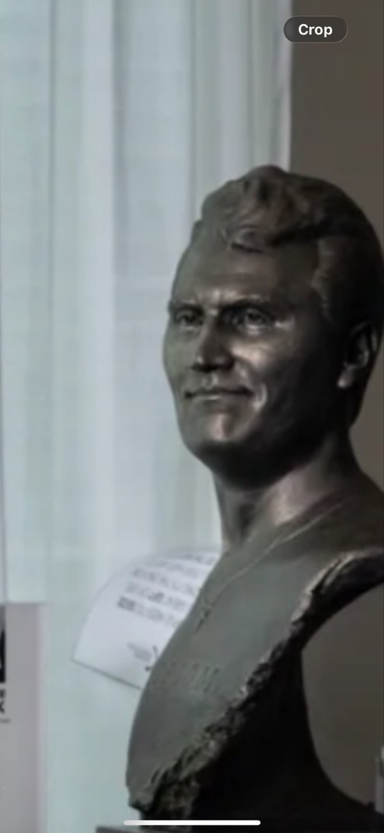 ElleRen7's tweet photo. Even his statue was like “this bitch..” https://t.co/qdTjnj59xu