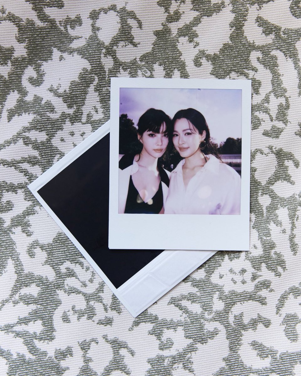 greenvn02's tweet photo. “chúng ta đã có với nhau hàng triệu bức ảnh
em còn không nỡ cho Ling xem những tấm ảnh em lén chụp Ling, 
làm sao Ling hiểu đc thế giới của em hình ảnh của Ling đã chiếm lĩnh quan trọng như thế nào” 

LINGORM BA DIOR AT PFW  
#DiorSummer27xLingOrm 
#LingOrmDiorSummer27 
#LinglingKwong #OrmKornnaphat  
#LingOrm #Dior #DiorSummer27 #PFW