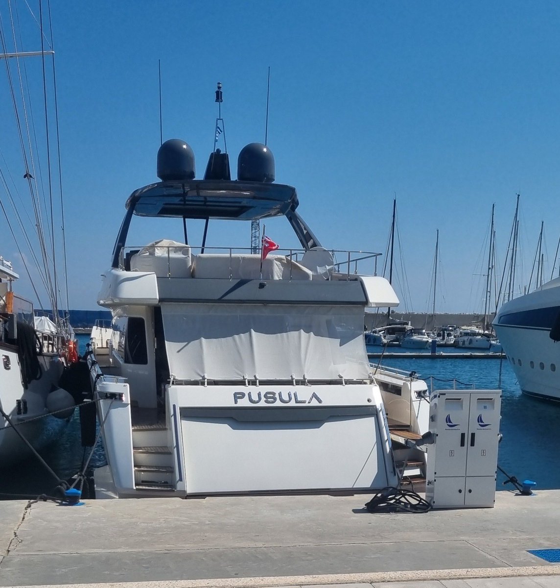 ismailsaymaz's tweet photo. Bugün Sözcü’deki köşe yazımda, Muhammed Yarız tutuklandıktan sonra Göcek’te bulunan Pusula adlı yatının kaçak şekilde Rodos adasına götürülüp marinaya bağlandığını açıklamıştım. 
Yazımdan sonra Pusula’nın adı branda ve güneşlikle kapatılmış.
Böyle neyi gizleyebilirsiniz ki? https://t.co/JrKqOFOhQg