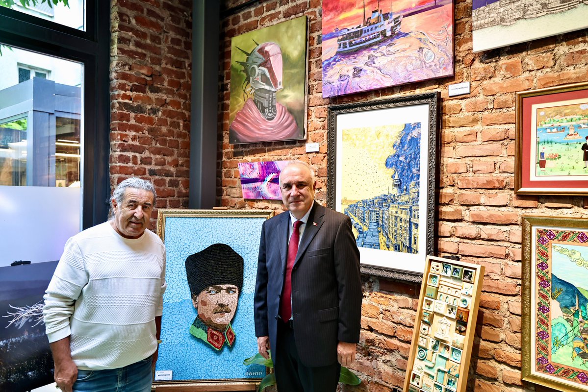 iskignmudurlugu's tweet photo. 🎨 Kuzguncuk Kültür Evi’nde 100. sergi: Bir mekâna sığan yüzlerce sanat hikâyesi…

✨ İSKİ Genel Müdürümüz Sayın Doç. Dr. Şafak Başa’nın katılımıyla “Sanatın 100’ü – 100. Sergi Özel Koleksiyonu” sergisinin açılışını gerçekleştirdik.

🖼️ Bu özel sergide, bugüne kadar Kuzguncuk Kültür Evi’ne konuk olan sanatçıların İSKİ’ye armağan ettiği eserleri bir araya getirerek; farklı dönemlerin, tekniklerin ve anlatıların izlerini taşıyan zengin bir koleksiyonu İstanbullularla buluşturduk.

📍 100 serginin ardında bıraktığı kültür-sanat birikimine tanıklık etmek isteyen tüm İstanbulluları, 3 Ekim’e kadar Kuzguncuk Kültür Evi’ne bekliyoruz.