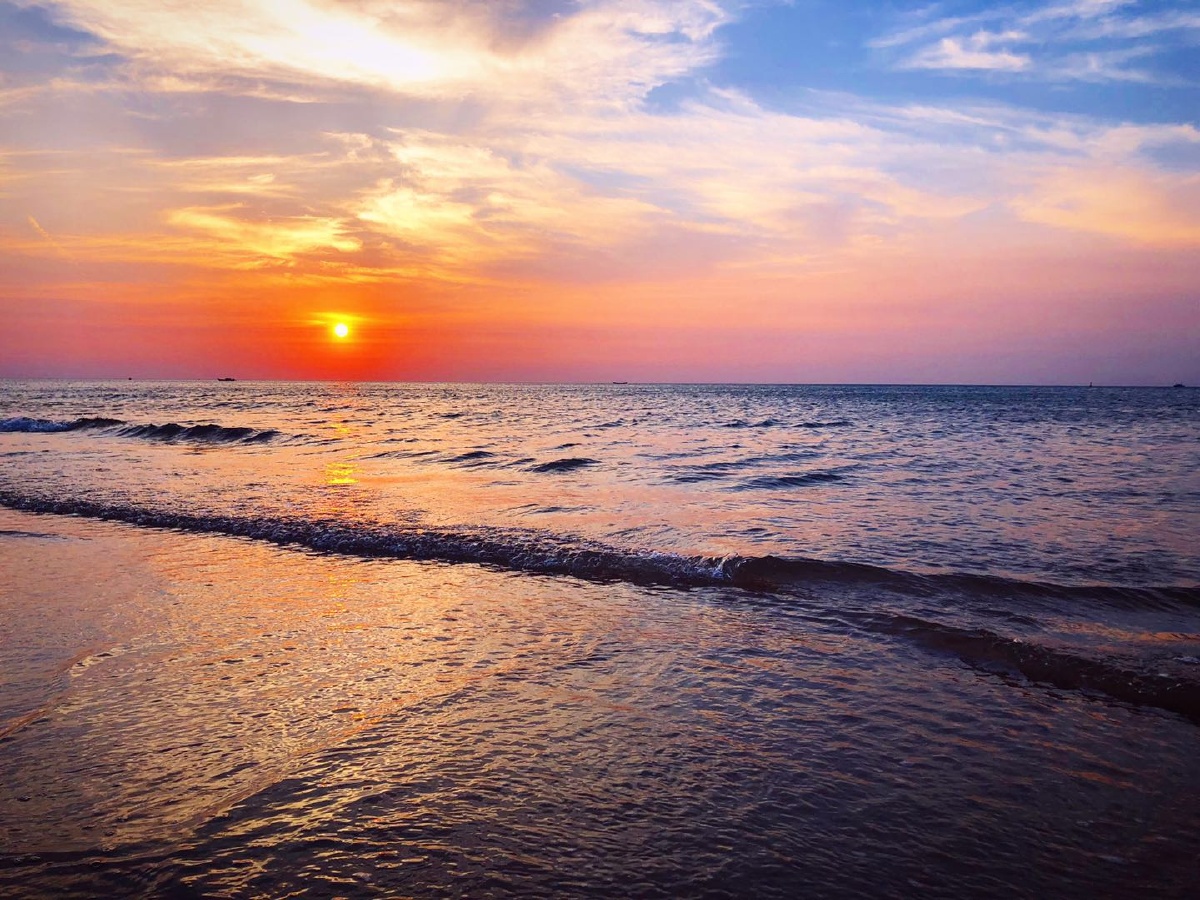 Hollienns's tweet photo. Este atardecer en la playa de Tulum se pintó de naranja y rosa, el mar me dio un abrazo suave y la arena tibia entre los dedos. Viajar es el mejor regalo! https://t.co/umY0jyunvX