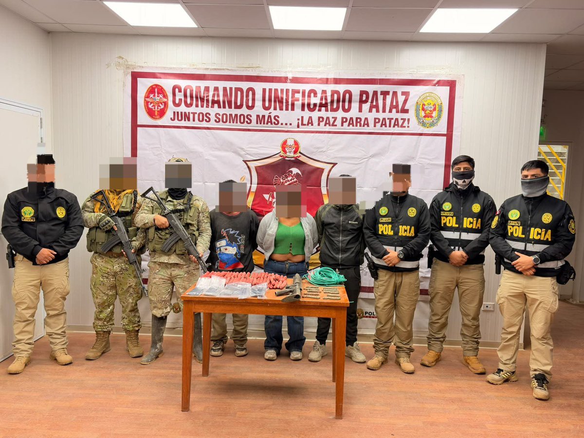 CCFFAA_PERU's tweet photo. #Pataz| Nuestro Comando Unificado ejecutó la operación “Lanza de acero” en el centro poblado Ciénaga, logrando la detención de 3 personas y la incautación de armamento, munición y material explosivo. 1/2
#OperacionesMilitaresCCFFAA https://t.co/VKavoW5rdz