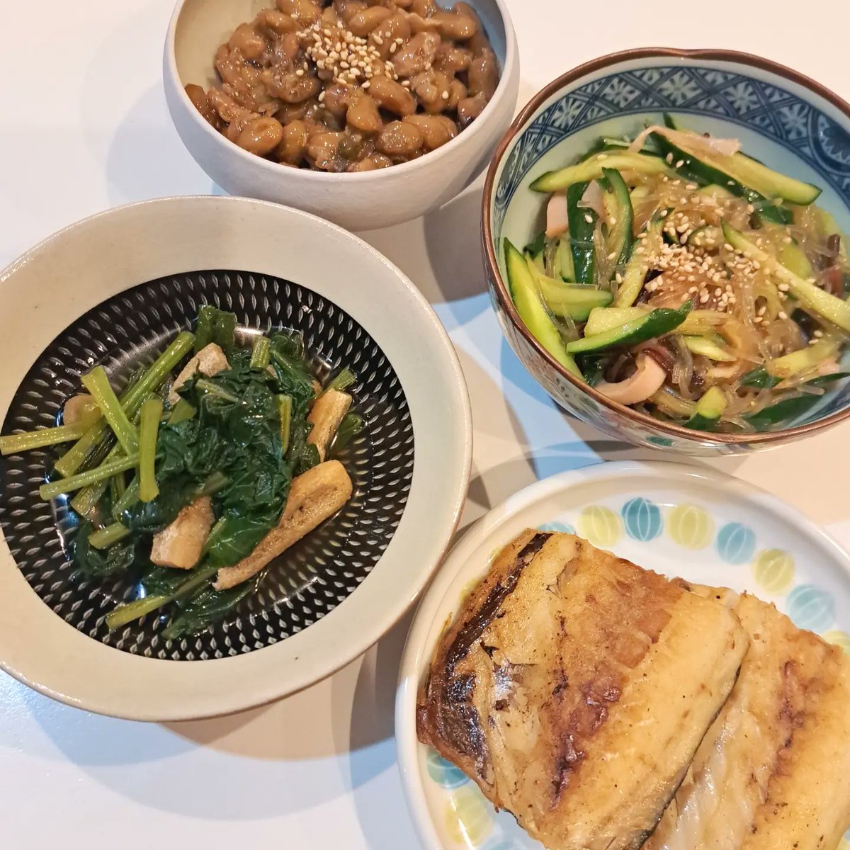 TreenaKlynvvc8's tweet photo. August 23, 2026

Tonight’s dinner
・Grilled mackerel
・Simmered komatsuna greens
・Chinese-style salad
・Natto with baby sardines and sansho pepper

YACCO Tofu’s natto is truly delicious. https://t.co/5zMgwX9x8S