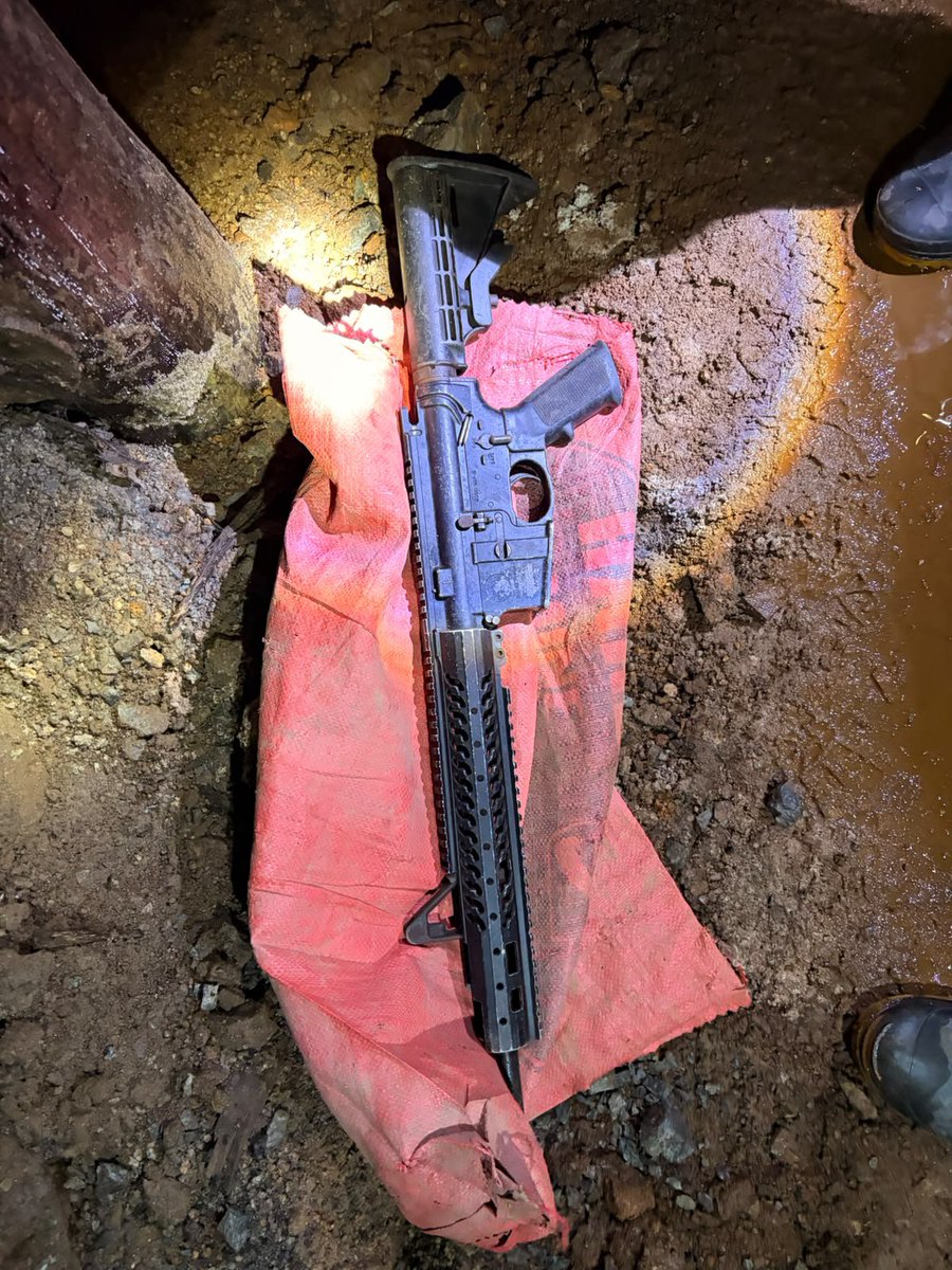 CCFFAA_PERU's tweet photo. Entre lo incautado figuran 1 fusil AR-15, más de 100 municiones de calibre 223 y 92 artefactos explosivos. Dichos enseres y los detenidos fueron puestos a disposición de las autoridades competentes. 2/2 https://t.co/VcJE6tDWIt