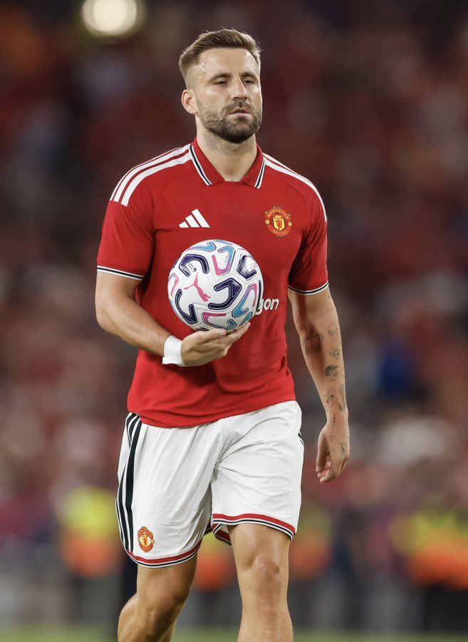 Maxnited's tweet photo. 🚨 BREAKING!

Manchester United are planning talks with Luke Shaw over a NEW CONTRACT at the start of 2027. The club are set to discuss his future in the coming months. 👀

[@TEAMtalk] https://t.co/88ojvBBCzW