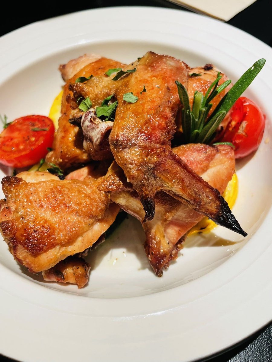 quix_79115's tweet photo. [I'm a food blogger who just discovered a fantastic Austrian restaurant. The crispy fried chicken is so juicy that my lips are slightly sucking—this food is really at the foot of the green mountain!] https://t.co/AsPLBA3nij