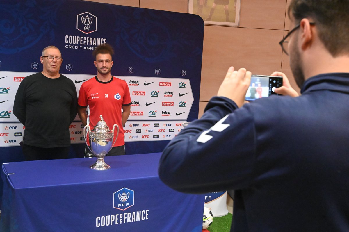 LPIFF75's tweet photo. Le tirage au sort des 5ème et 6ème tours de la @coupedefranceCA a eu lieu ce mardi soir au siège de la LPIFF, le trophée de la compétition était exposé pour l'occasion.

Le tirage du 5ème tour : https://t.co/W4Vp0KiH8G https://t.co/FPveBOlNMx