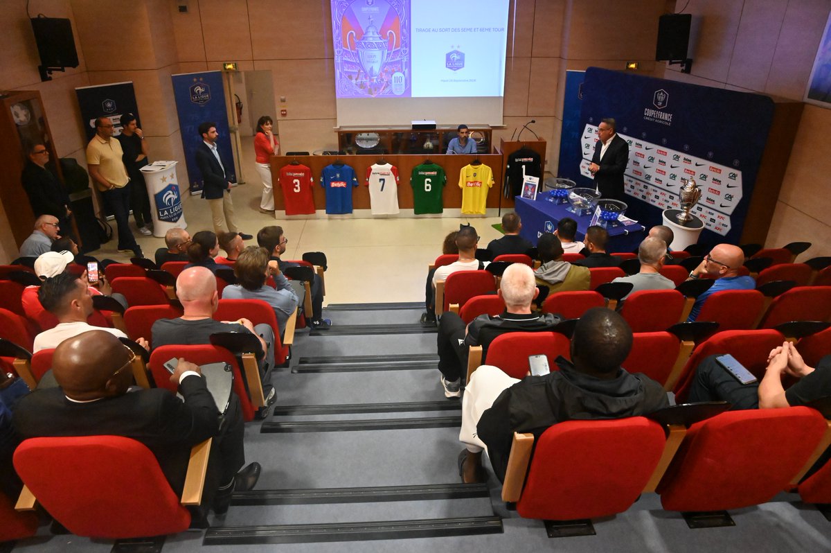 LPIFF75's tweet photo. Le tirage au sort des 5ème et 6ème tours de la @coupedefranceCA a eu lieu ce mardi soir au siège de la LPIFF, le trophée de la compétition était exposé pour l'occasion.

Le tirage du 5ème tour : https://t.co/W4Vp0KiH8G https://t.co/FPveBOlNMx