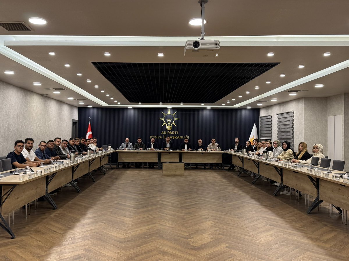 akgenclikkonya_'s tweet photo. Haftalık Olağan Yönetim Kurulu Toplantımızı, İl Gençlik Kolları Siyasi ve Hukuki İşler Başkanımız @nbabayigit ’in başkanlığında gerçekleştirdik. https://t.co/tTNIV6DkBl