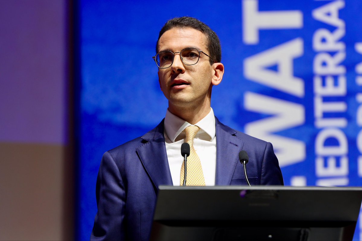 AceaGruppo's tweet photo. La sicurezza idrica è oggi una questione economica, infrastrutturale e di resilienza strategica.

Nel Mediterraneo, 180 milioni di persone vivono in aree a scarsità idrica, mentre la regione dispone di appena il 3% dell’acqua dolce mondiale. 

Nell'area euro-mediterranea, il gap infrastrutturale nel settore idrico è stimato in 1.200 miliardi di euro. Al tempo stesso, investire nelle infrastrutture idriche potrebbe generare 1.240 miliardi di euro di PIL e oltre 28 milioni di posti di lavoro. Sono alcuni dei dati del report realizzato da Acea con il World Economic Forum e l’Università di Cambridge, che abbiamo portato al confronto internazionale dell’Euro-Mediterranean Water Forum di Roma.

Il nostro Chief Transformation Officer Marco Pastorello ha condiviso anche alcune esperienze concrete sviluppate da Acea: dalla digitalizzazione della rete di Roma attraverso il Progetto DMA, per un monitoraggio più avanzato e la riduzione delle perdite, all'Acea Water Academy, dedicata al trasferimento di competenze.

Affrontare la crisi idrica richiede governance centralizzata, cooperazione e responsabilità condivisa. È in questa direzione che vogliamo continuare a mettere la nostra esperienza nelle infrastrutture al servizio di sistemi idrici più resilienti.

#Acea #roadtoEuroMedWaterForum #Acqua @OneWater_Italy @wef