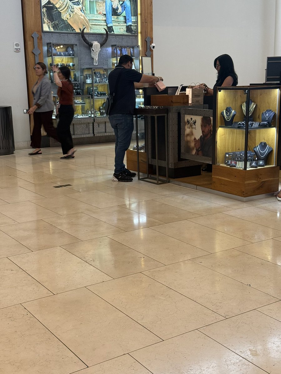 jbobe12's tweet photo. @danieeelitaa27 Asi como @agmethescaf que estuvo por acá en Miami comprando joyería AAA porque ni buen gusto tienen 😂🤣 https://t.co/698OjfZZsT