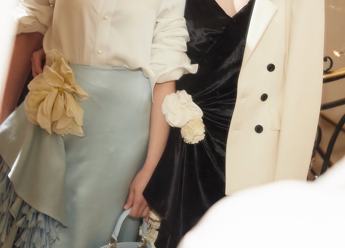 lingormloops's tweet photo. THIS. IS. ACTUALLY. SO. HOT. 

orm wearing her blazer like this and her HAND PLACEMENT 🫠  

LINGORM BA DIOR AT PFW
#DiorSummer27xLingOrm https://t.co/AoC0eKY9MR