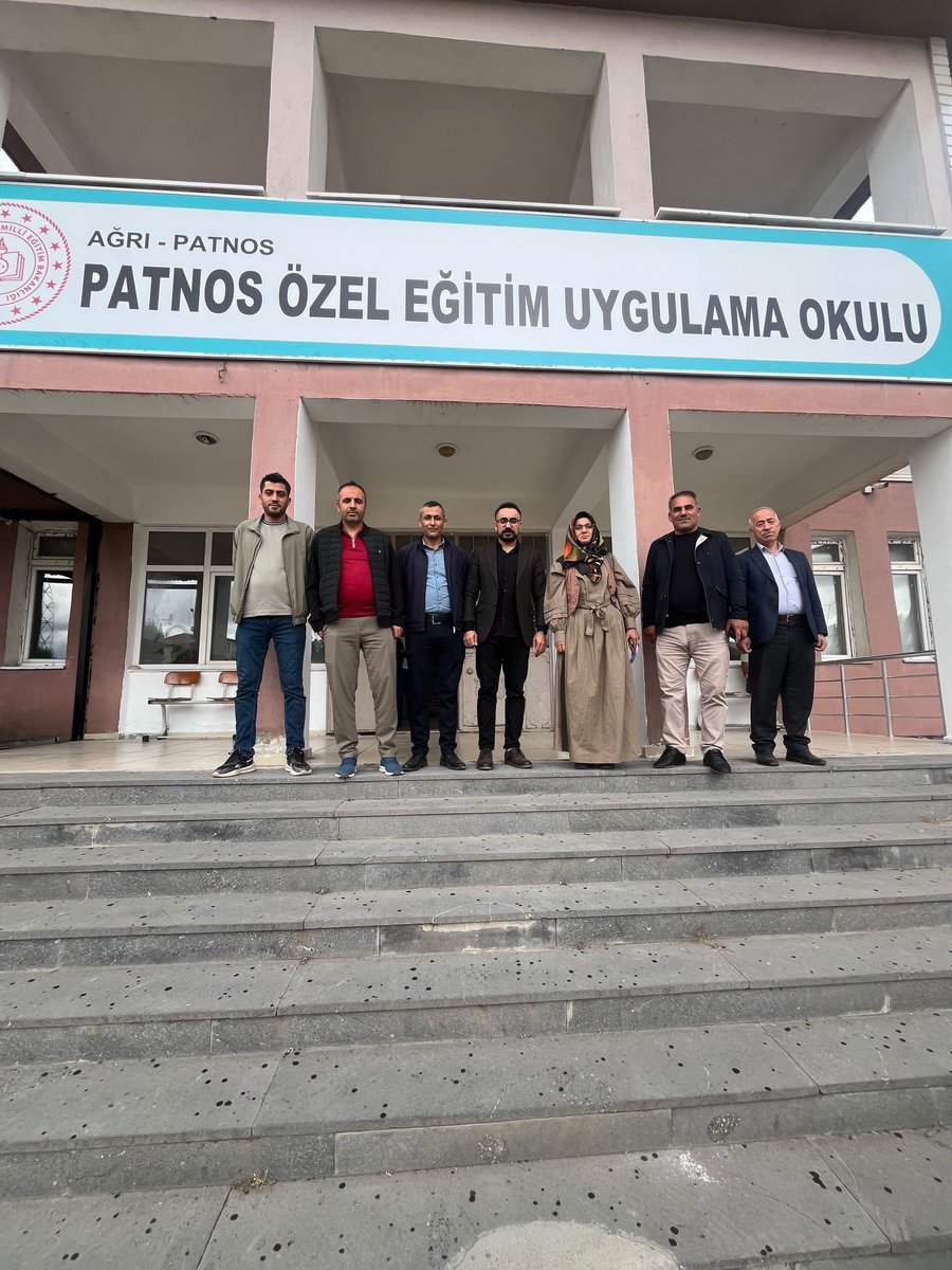 PatnosMEM's tweet photo. 📌 2026-2027 EĞİTİM ÖĞRETİM YILI TAŞIMALI ÖZEL EĞİTİM ÖĞRENCİ SERVİSLERİ TOPLANTISI GERÇEKLEŞTİRİLDİ

2026-2027 eğitim öğretim yılında taşımalı eğitim kapsamında özel eğitim öğrencilerimizin güvenli ve sağlıklı bir şekilde eğitim ortamlarına ulaştırılmasına yönelik çalışmalar kapsamında, İlçe Millî Eğitim Şube Müdürümüz Sayın Suzan CİHANGİR başkanlığında toplantı gerçekleştirildi.

Patnos Özel Eğitim Uygulama Okulunda düzenlenen toplantıda; özel eğitim öğrencilerinin taşıma süreçleri, servis hizmetlerinin işleyişi, öğrenci güvenliği, servis güzergâhları ve taşıma sürecinde alınması gereken tedbirler ele alınarak karşılıklı değerlendirmelerde bulunuldu.

Öğrencilerimizin eğitim hizmetlerine güvenli, düzenli ve sağlıklı bir şekilde erişimlerini sağlamak amacıyla yürütülen çalışmalar titizlikle devam etmektedir.

Patnos İlçe Millî Eğitim Müdürlüğü

@tcmeb 
@tcagrivaliligi 
@agrimem 
@halukcakan12 
@patnos_004 
@YkselZorlu