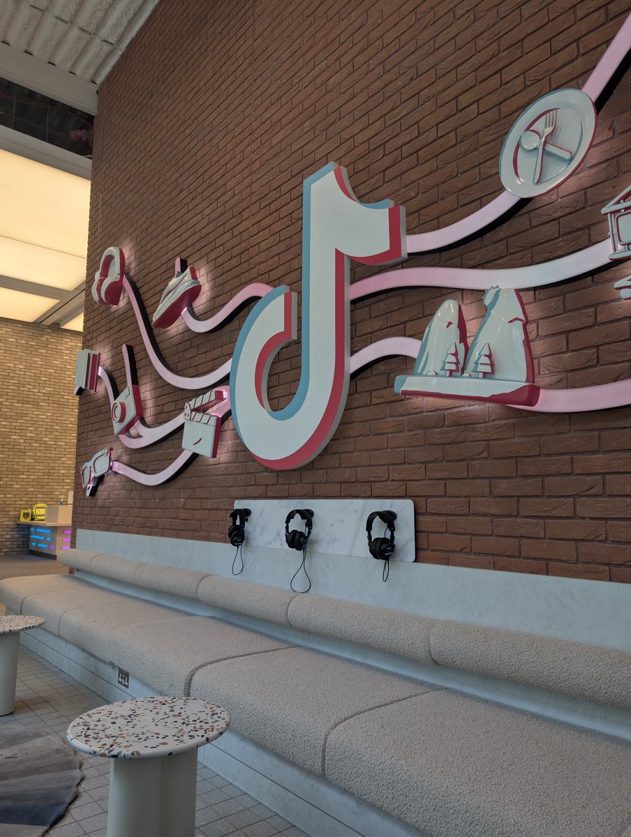 StallionStreams's tweet photo. Been an incredible day down at Tiktok HQ.

Spoke to some great people, met other great agencies and we've got some cool things in the pipeline moving forward 👀 https://t.co/hPONu4ISv5