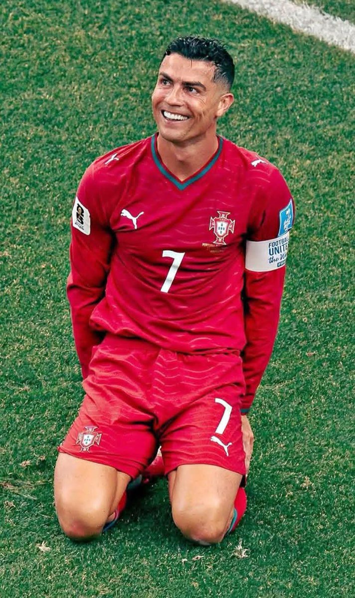 cr_7siiii's tweet photo. اذا قدم مستوى جيد يصير حديث العالم 
اذا قدم مستوى سيء يصير حديث العالم 
اذا كان دكة يصير حديث العالم 
اذا سجل يصير حديث العالم 
اذا ضيع فرص يصير حديث العالم 

هل كرة القدم تتمحور حول كريستيانو رونالدو؟؟ https://t.co/hZJmGQ1Gkc