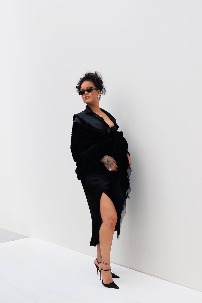 jacquemusx's tweet photo. Rihanna at Dior SS27 🖤 https://t.co/DVIZ3jMSES