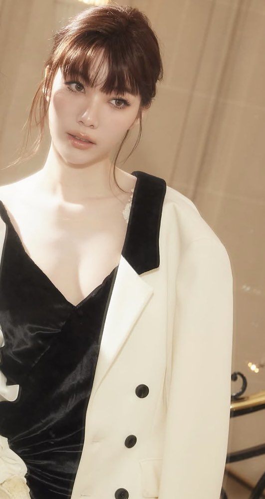 lingormloops's tweet photo. THIS. IS. ACTUALLY. SO. HOT. 

orm wearing her blazer like this and her HAND PLACEMENT 🫠  

LINGORM BA DIOR AT PFW
#DiorSummer27xLingOrm https://t.co/AoC0eKY9MR
