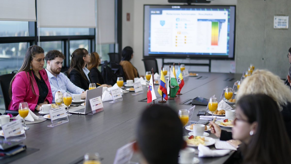 SomosRegionMBC's tweet photo. Liderados por nuestro director @LuisLota_, recibimos a una delegación de 11 empresas catalanas con experiencia en innovación, sostenibilidad, energía y transformación digital. Un espacio para compartir capacidades y soluciones para proyectos estratégicos. https://t.co/x5fqaAOas5