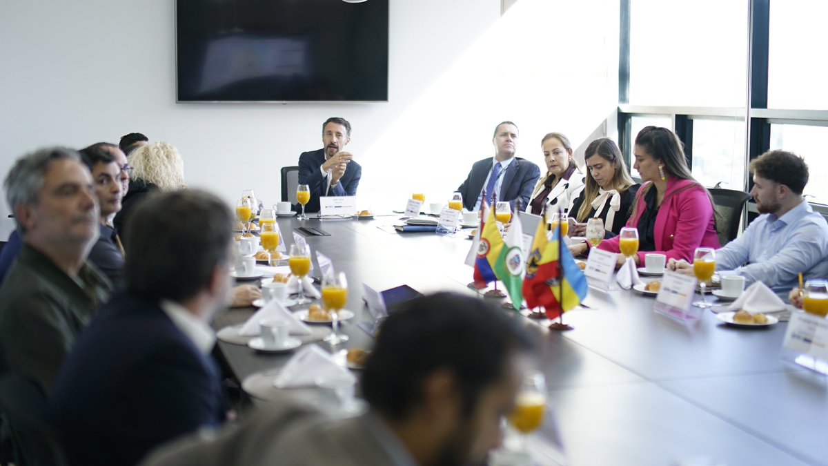 SomosRegionMBC's tweet photo. Liderados por nuestro director @LuisLota_, recibimos a una delegación de 11 empresas catalanas con experiencia en innovación, sostenibilidad, energía y transformación digital. Un espacio para compartir capacidades y soluciones para proyectos estratégicos. https://t.co/x5fqaAOas5