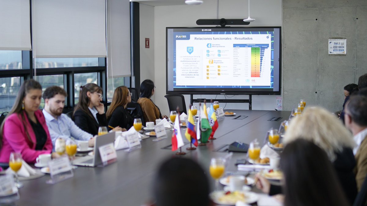 SomosRegionMBC's tweet photo. Liderados por nuestro director @LuisLota_, recibimos a una delegación de 11 empresas catalanas con experiencia en innovación, sostenibilidad, energía y transformación digital. Un espacio para compartir capacidades y soluciones para proyectos estratégicos. https://t.co/x5fqaAOas5