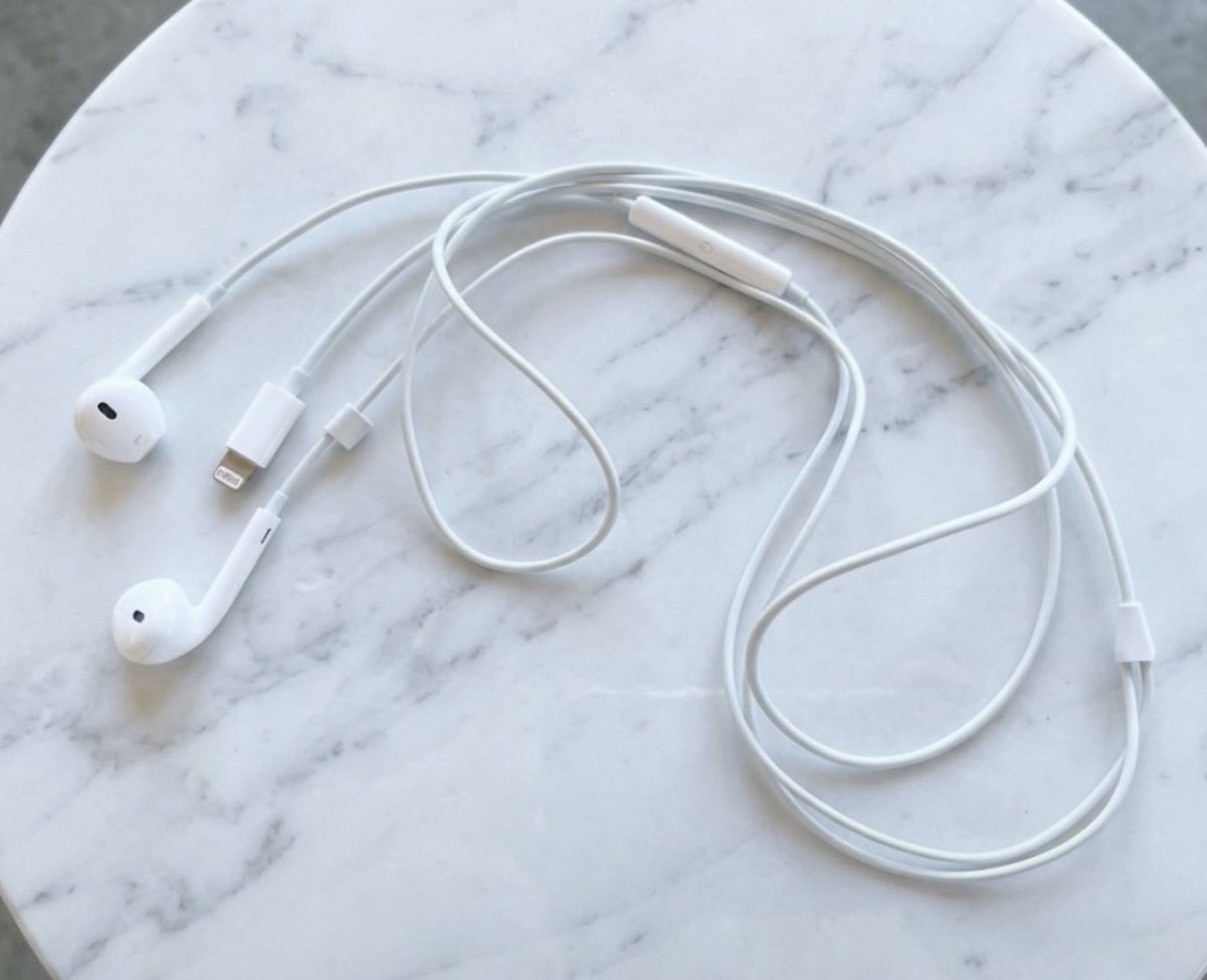 LucytaTH's tweet photo. ¿En pleno 2026 y todavía usando auriculares con cable? ¿Por qué? 😂🤔 https://t.co/CHUwC4BwwR