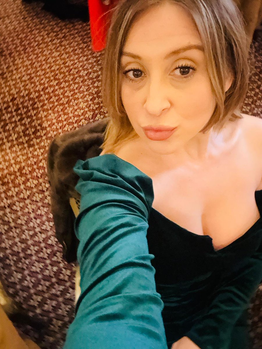 JuliaEyrie's tweet photo. Emerald mood with a little attitude. 💚
#EmeraldGreen #VelvetDress #ElegantStyle https://t.co/yJL4tXz7vW