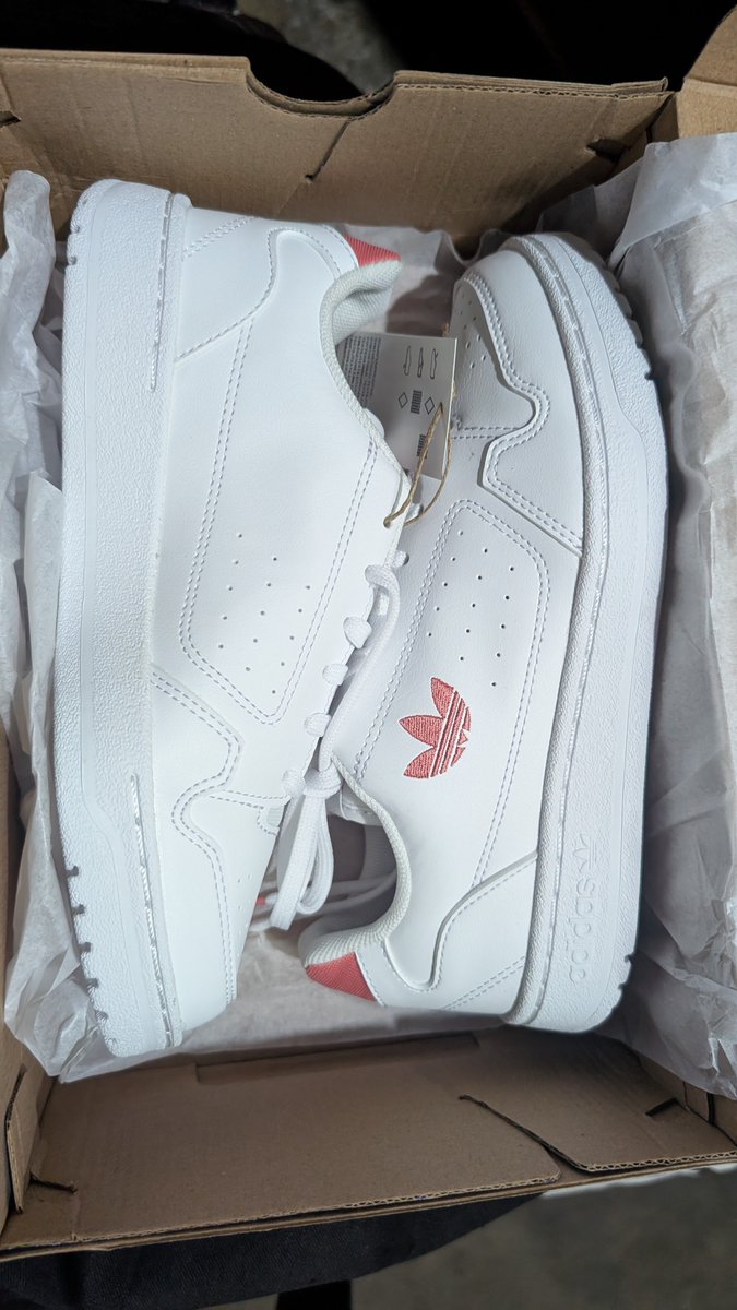 JM___29_'s tweet photo. Todo super, rápido así que ya saben si quieren zapatos Adidas originales pidan afuera https://t.co/qW3sNCL9ZK