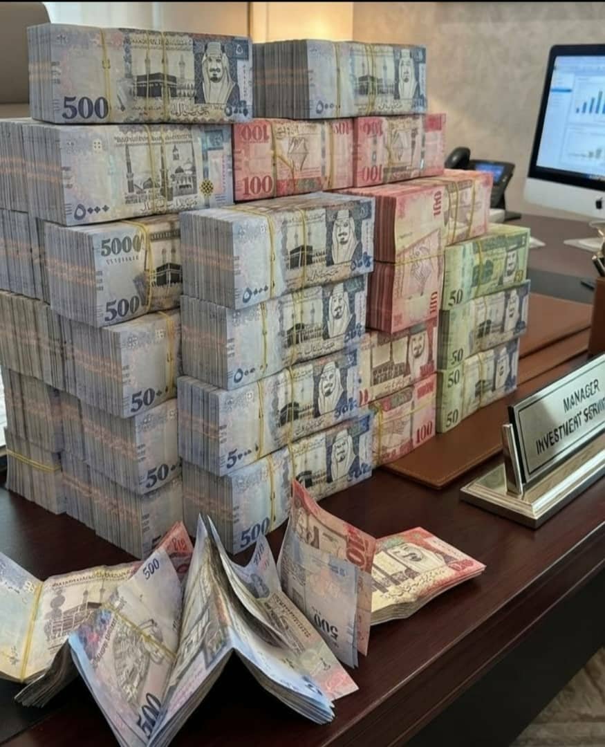 AlwlydNwf's tweet photo. 💸 لو دخل في حسابك اليوم
 2,000,000 مليون ريال سعودي ... وش أول قرار بتتخذه؟ 

① سداد ديون
 ② بيت 
③ مشروع 
④ استثمار https://t.co/J9wAOUaTVs