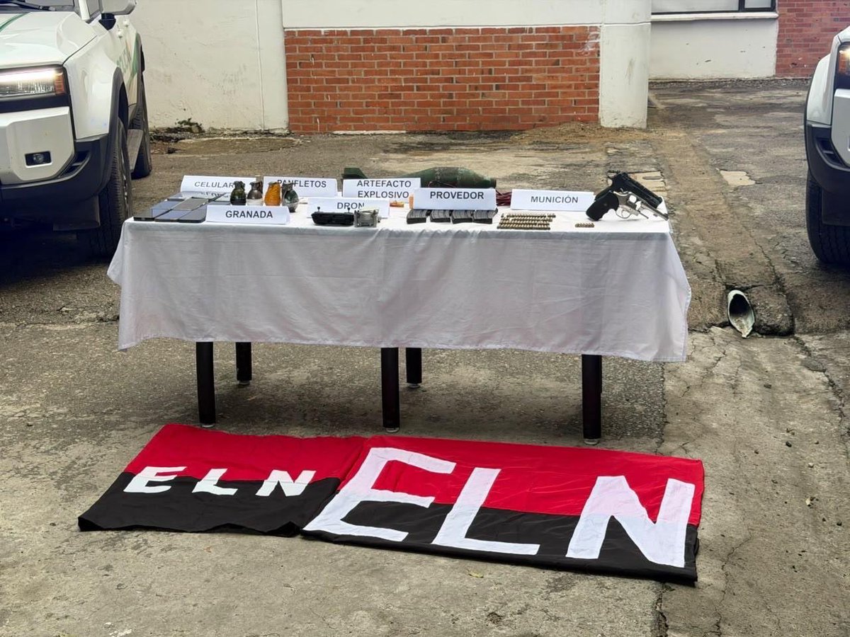 ABDELAESPRIELLA's tweet photo. NUEVE CAPTURAS CONTRA LAS FINANZAS DEL ELN EN CESAR

Hoy, en 12 allanamientos realizados en Ayacucho, corregimiento de La Gloria, y en Pelaya, la Fuerza de Tarea Urano, la SIJIN y la Fiscalía capturaron a nueve integrantes de una red del ELN dedicada a la extorsión y al hurto de hidrocarburos.

Entre los capturados está alias “Murdoc”, explosivista que participó en el reciente ataque al comando de Policía de Aguachica y en acciones contra unidades del Ejército.

Golpeamos la red logística que convierte el combustible robado en recursos para el narcoterrorismo. Los capturados serán puestos a disposición de las autoridades competentes.

¡Firme por la Patria! 

¡Que viva Cristo Rey!

(A.D.L.E) 🇨🇴 🐅