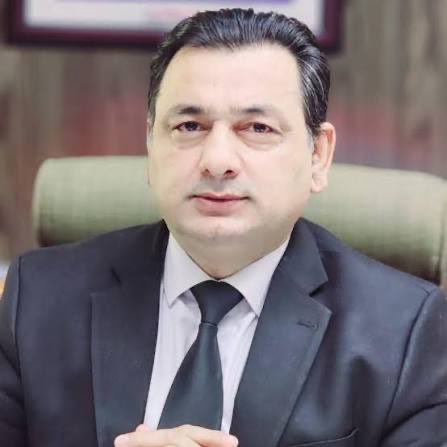 Matiullahjan919's tweet photo. ایڈووکیٹ جنرل خیبرپختونخوا شاہ فیصل اتمانخیل نے پشاور میں ایک پریس کانفرنس میں کہا کہ آئین کا پارٹ 10 ایمرجنسی پرو ویژن کو ڈیل کرتا ہے جس میں درج آرٹیکل 232 اور 234 کے کچھ لوازمات ہیں، جب تک وہ پورا نہیں ہوتے، ایمرجنسی نہیں لگائی جاسکتی۔ 

جب بیرونی ملک سے حملہ ہوں، اندورنی کوئی خلفشار ہوں یا حکومت ناکام ہوں تو آئین کے ان سیکشن کے مطابق ایمرجنسی لگائی جاسکتی ہے۔ اس وقت صوبائی حکومت مکمل طور پر فعال ہے۔
اس وقت صوبے میں ایسی کوئی حالات نہیں ہے، صوبائی حکومت کا مکمل کنٹرول ہے۔

ایڈوکیٹ جنرل خیبر پختونخواہ کے مطابق پرامن مارچ کو اسلام آباد ہائی کورٹ نے غیر قانونی قرار نہیں دیا،عدالت نے ایسا کوئی حکم نہیں دیا کہ کوئی پارٹی پرامن مارچ نہیں کرسکتی-

ایڈووکیٹ جنرل شاہ فیصل اتمانخیل نے خبردار کیا کہ لانگ مارچ کی وجہ سے اگر صوبے میں ایمرجنسی نافذ کی گئی، تو یہ آئین کی خلاف ورزی ہوگی۔ جب بھی کوئی آئین کی خلاف ورزی ہوتی ہے، تو پھر اس کے خلاف عدالت ہی جانا ہوتا ہے۔

ایڈووکیٹ جنرل شاہ فیصل اتمانخیل نے مزید خبردار کیا کہ اگر کوئی بھی غیر آئینی اقدام اٹھایا گیا تو ایڈووکیٹ جنرل آفس آئینی اور قانونی کاروائی کے لئیے  تیار ہے اور صوبائی حکومت غیر آئینی اقدام کو چیلنج کرے گی۔