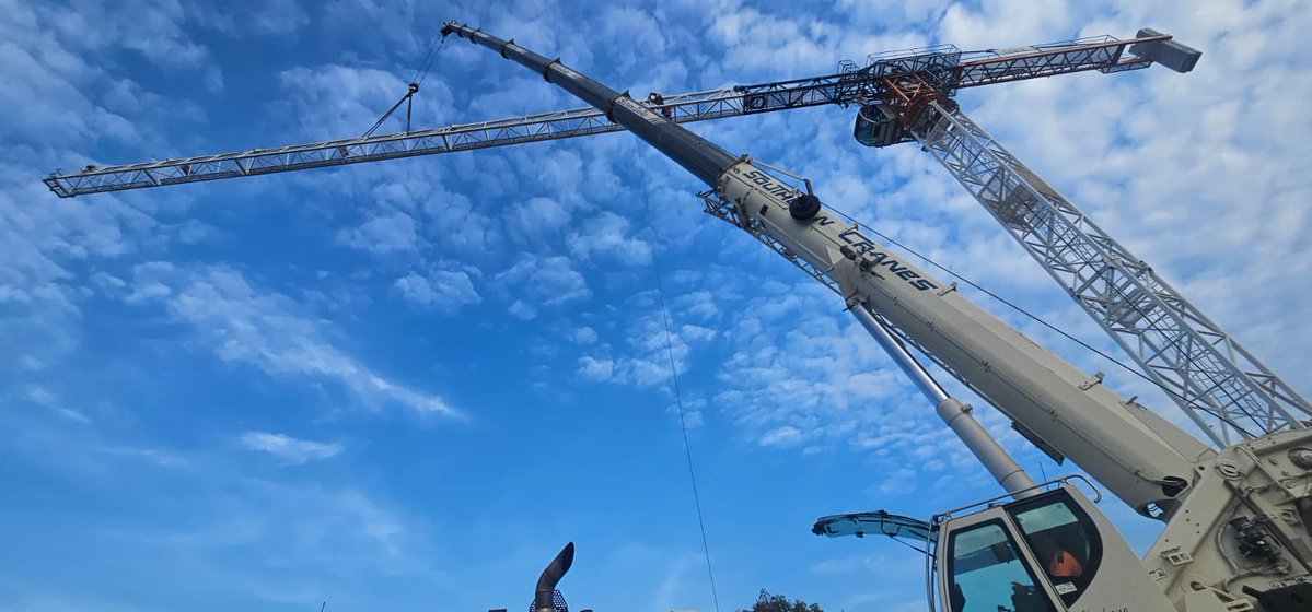 southerncranes's tweet photo. A tower crane erection using our Liebherr LTM1090-4.2 for our friends at Heathrow Tower Cranes.

📞 01403 790874
📧 sales@southerncranes.co.uk
🌐 https://t.co/eL0DgP54ot

#SouthernCranes #CraneHire #ConstructionUK  #constructionhacks  #HeavyLifing #MobileCrane #Cranes #Liebherr https://t.co/b3vRAtXwYD