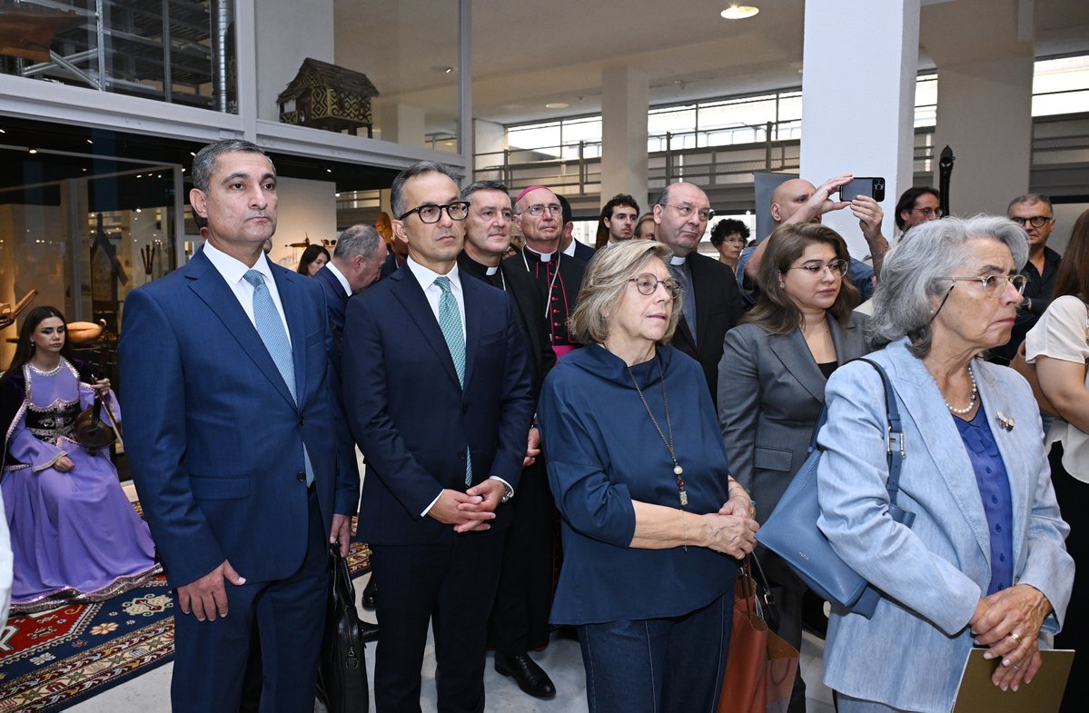 scaragovaz's tweet photo. Heydər Əliyev Fondunun vitse-prezidenti Leyla Əliyeva Müqəddəs Taxt-Tacda Azərbaycan xalçaları sərgisinin açılışında iştirak edib.

Ətraflı: https://t.co/HF59UWEJFt https://t.co/6GrH5oLNkT