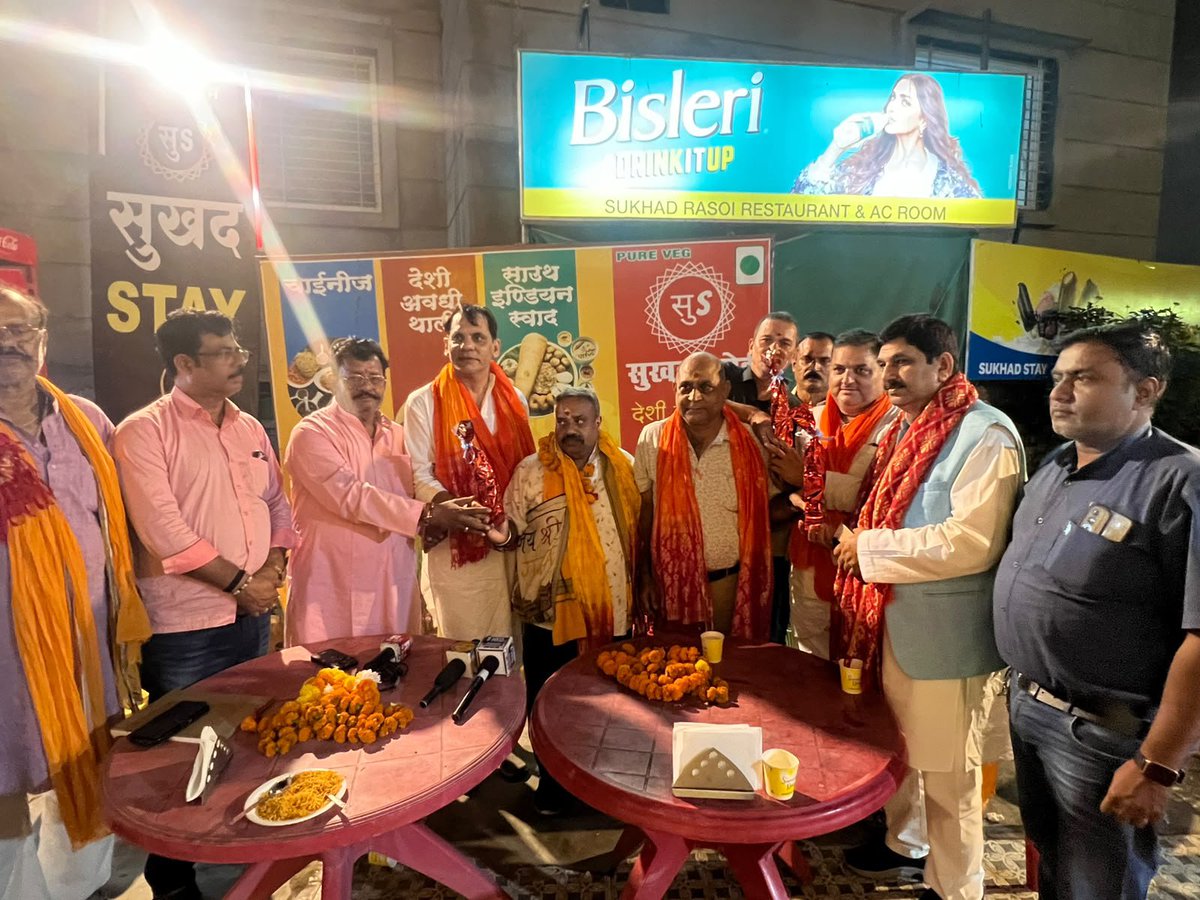 Mukund_0221's tweet photo. #अयोध्या में सम्मानित व्यापार मंडल के पदाधिकारियों द्वारा प्राप्त स्नेह, प्रेम एवं आत्मीय स्वागत के लिए हृदय से आभार।

इस द��रान व्यापारिक हितों से जुड़े विभिन्न विषयों एवं संगठनात्मक गतिविधियों पर सार्थक चर्चा हुई। 

व्यापारी एकता जिंदाबाद।
व्यापार मंडल जिंदाबाद। https://t.co/w7Rs6Os5qF