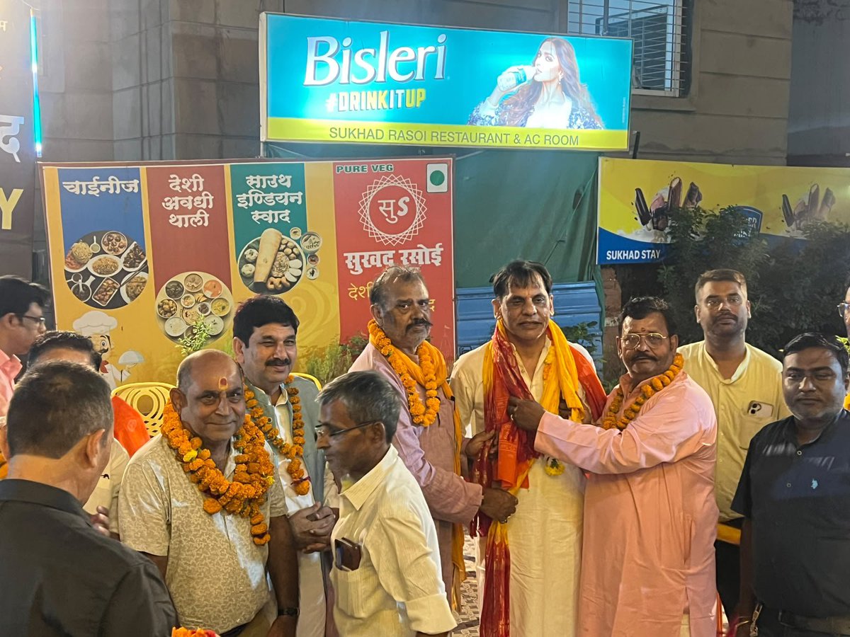 Mukund_0221's tweet photo. #अयोध्या में सम्मानित व्यापार मंडल के पदाधिकारियों द्वारा प्राप्त स्नेह, प्रेम एवं आत्मीय स्वागत के लिए हृदय से आभार।

इस द��रान व्यापारिक हितों से जुड़े विभिन्न विषयों एवं संगठनात्मक गतिविधियों पर सार्थक चर्चा हुई। 

व्यापारी एकता जिंदाबाद।
व्यापार मंडल जिंदाबाद। https://t.co/w7Rs6Os5qF