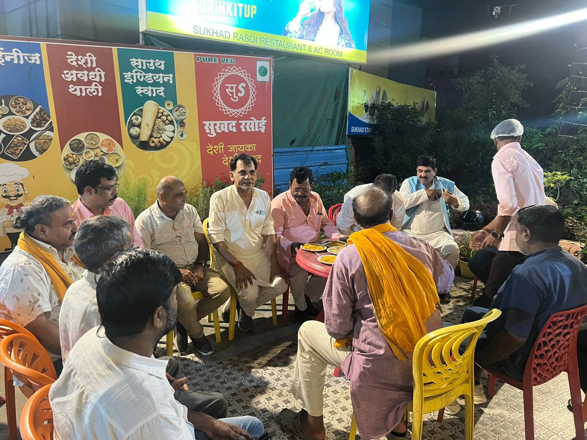 Mukund_0221's tweet photo. #अयोध्या में सम्मानित व्यापार मंडल के पदाधिकारियों द्वारा प्राप्त स्नेह, प्रेम एवं आत्मीय स्वागत के लिए हृदय से आभार।

इस द��रान व्यापारिक हितों से जुड़े विभिन्न विषयों एवं संगठनात्मक गतिविधियों पर सार्थक चर्चा हुई। 

व्यापारी एकता जिंदाबाद।
व्यापार मंडल जिंदाबाद। https://t.co/w7Rs6Os5qF