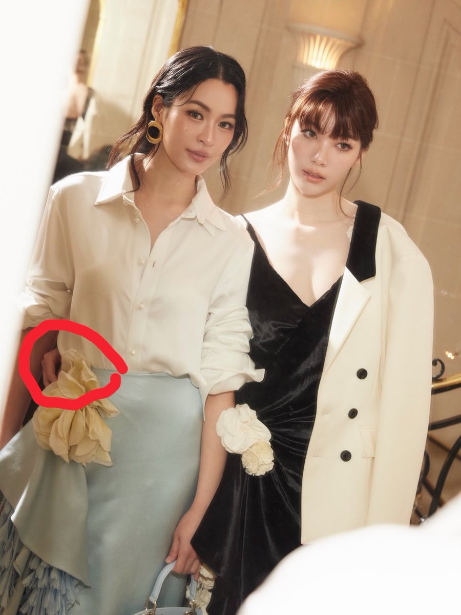 greenvn02's tweet photo. vợ cổ

LINGORM BA DIOR AT PFW  
#DiorSummer27xLingOrm 
#LingOrmDiorSummer27 
#LinglingKwong #OrmKornnaphat  #LingOrm #Dior #DiorSummer27 #PFW https://t.co/Qb4g7pe9qD