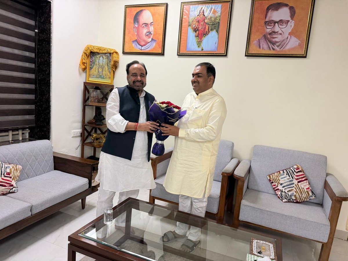bhargav_gopal's tweet photo. भारतीय जनता पार्टी मध्यप्रदेश के नव नियुक्त संगठन महामंत्री श्री चंद्रशेखर जी से आज उनके भोपाल स्थित निवास पर आत्मीय भेंट हुई। इस अवसर पर संगठनात्मक एवं विभिन्न रचनात्मक विषयों पर सार्थक चर्चा हुई।
श्री चंद्रशेखर जी के मार्गदर्शन, अनुभव एवं नेतृत्व में मध्यप्रदेश में भारतीय जनता पार्टी का संगठन और अधिक सशक्त, सक्रिय एवं प्रभावी होगा तथा कार्यकर्ताओं में नई ऊर्जा का संचार होगा।

@BJP4MP
@chshekharbjp