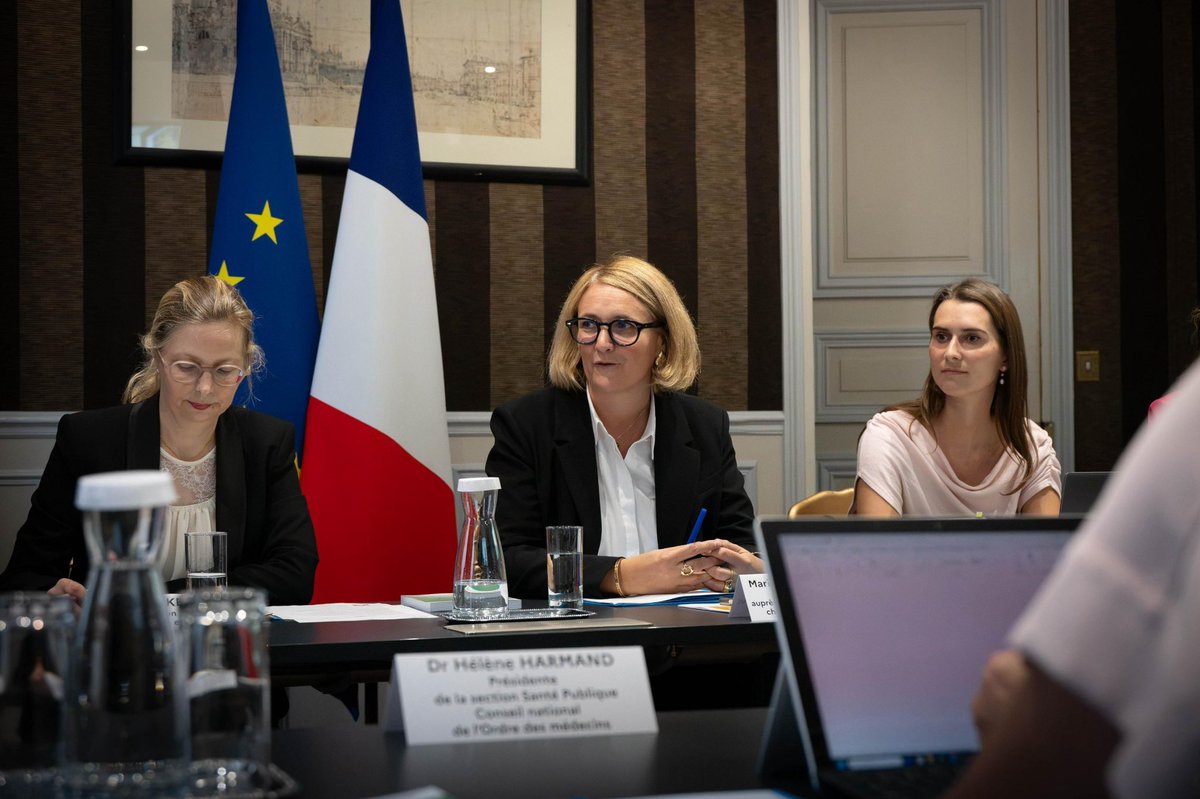 MariePierreV's tweet photo. 🛡 Un moment de fragilité ne doit jamais devenir une porte d’entrée pour l’emprise

En matière de santé, certaines dérives sectaires ciblent précisément celles et ceux qui traversent une période de vulnérabilité. C’est pourquoi, nous devons agir le plus tôt possible.

C’est tout le sens du nouveau guide élaboré par la Miviludes, avec @interieur_gouv et @sante_gouv. Il doit permettre aux professionnels de santé de mieux identifier les situations à risque, d’adopter les bons réflexes et de mieux accompagner les personnes vulnérables.

Avec le Dérivomètre présenté par le ministère chargé de la Santé, nous renforçons également les outils mis à disposition de chacun pour reconnaître les signes d’une possible emprise.

Face aux dérives sectaires, nous devons agir avant que l’emprise ne s’installe : mieux repérer et mieux prévenir, pour mieux protéger.