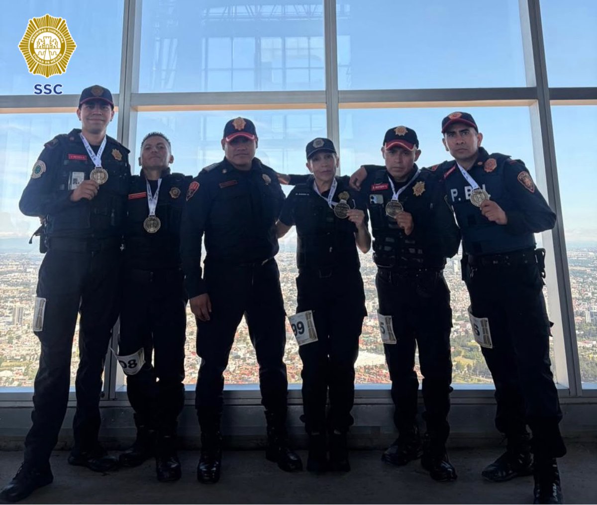 PBI_SSC's tweet photo. #Boletín | En una muestra de disciplina, preparación física y espíritu de competencia, elementos de la #PBI de la @SSC_CDMX participaron en la segunda Carrera Vertical #Towerrunning Well Vitae Inxignia, realizada en la Torre Inxignia BBVA, en #Puebla.
El desafío deportivo consistió en ascender 45 pisos, equivalentes a 990 escalones, en una exigente prueba de resistencia y velocidad vertical, en la que participaron representantes de distintas corporaciones de seguridad y cuerpos de emergencia.
Enlace 👉 https://t.co/3TuFzwHL8n